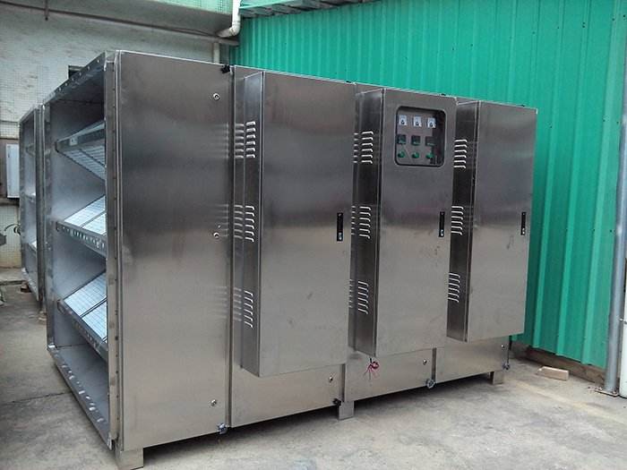 該系統中UV光解凈化器分解惡臭氣體,噴淋吸收塔吸收氯化氫,該組合技術可有效處理尾氣中的酸性氣和惡臭氣體。