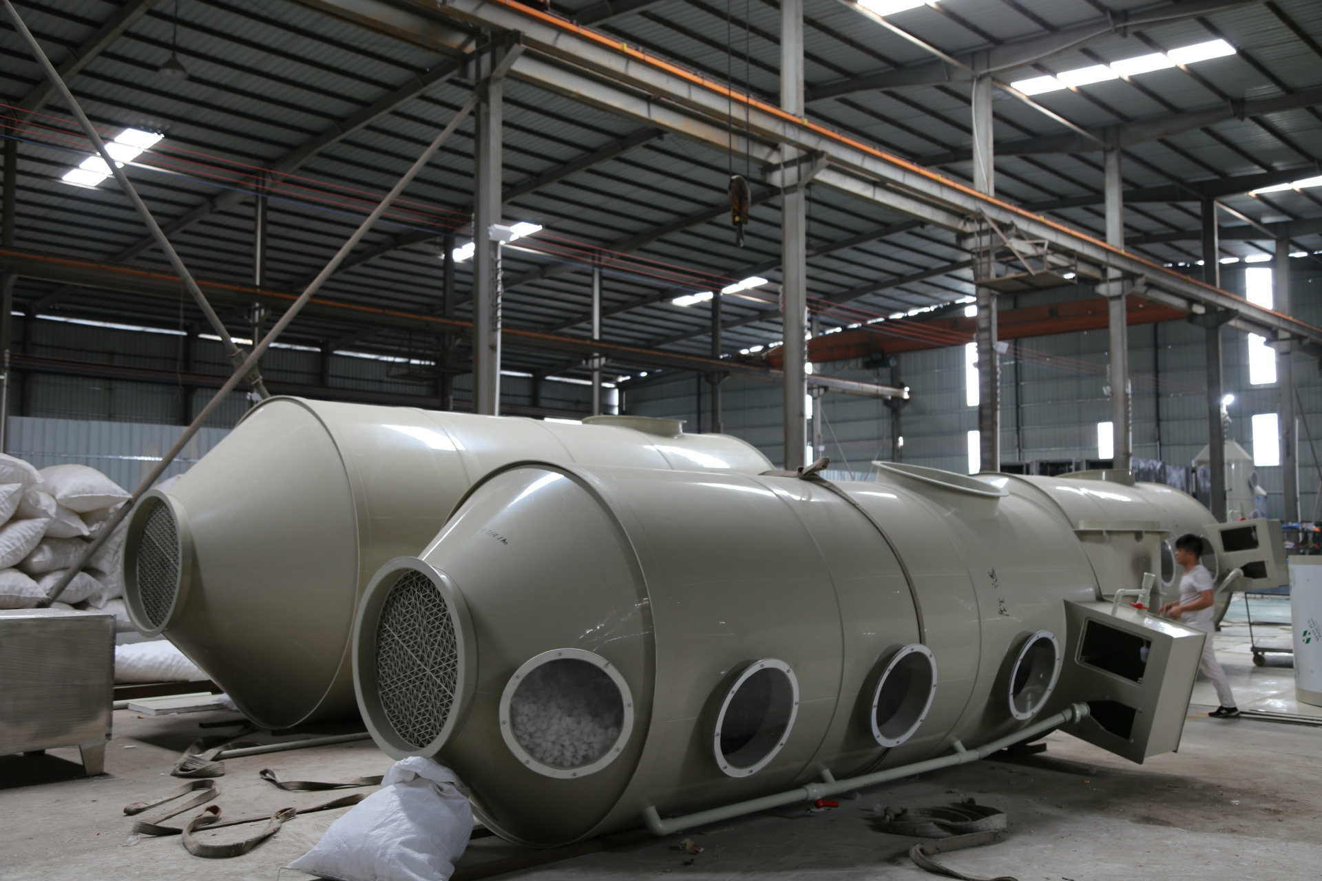 　噴淋塔是一種新型的工業(yè)廢氣處理設(shè)備，采用新型PP材質(zhì)（聚丙烯）。它是在可浮動填料層工業(yè)廢氣凈化器的基礎(chǔ)上改進(jìn)而產(chǎn)生的，廣泛應(yīng)用于工業(yè)廢氣處理、除塵等方面的前處理，凈化效果很好,是目前酸堿廢氣處理中常用也實(shí)用的一款處理設(shè)備。